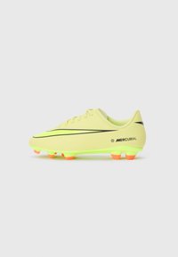 Kollane Nike Mercurial jalgpallijalats musta Swooshi logo ja oranžide varrastega, näidatud välisküljelt valgel taustal.