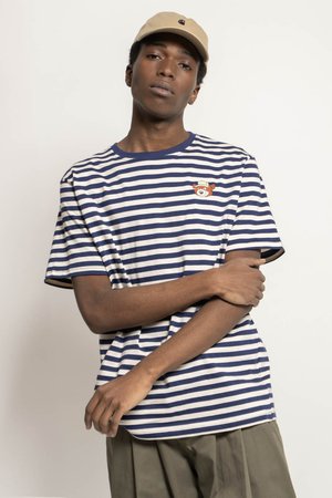 Gestreept T-shirt in marineblauw en wit, korte mouwen, ronde halslijn, met een klein gekleurd berenlogo op de borst. Casual pasvorm.
