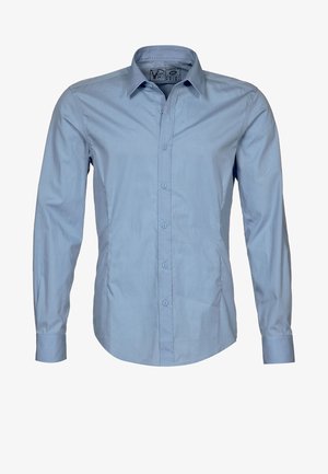 Camisa de vestir para hombre de manga larga en azul claro, con cierre frontal de botones y cuello abierto, tela ligeramente arrugada, exhibida sobre fondo blanco.