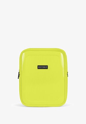 Geel harde koffer met verticale ribbels, prominent zwart logo, dubbele rits en een gladde, glanzende afwerking. Compact rechthoekig ontwerp.