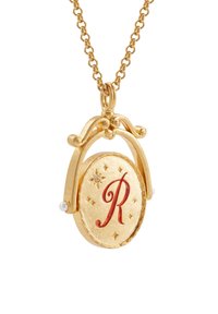 Gouden hangertje aan een ketting met een ovale medaillon waarop een rode "R", stergravures en een klein parelaccent zijn aangebracht.