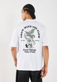 YOURTURN UNISEX - Camiseta estampada - bright white