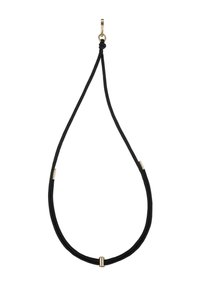 Musta nyöri kaulaketju, jossa on yksinkertainen pisaramuoto, kultaiset metalliosat ja sileä pinta. Varusteisiin kuuluu lenkki sulkemista varten.