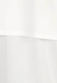 Tela blanca con una costura y una sección inferior texturizada que presenta un patrón de pequeños agujeros o puntos espaciados uniformemente.