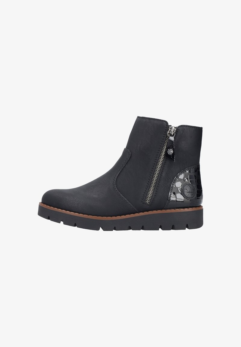 Bottines noires à talons avec une finition en cuir texturé, zip latéral et un accent brillant en motif crocodile au talon. Semelle en caoutchouc épaisse.