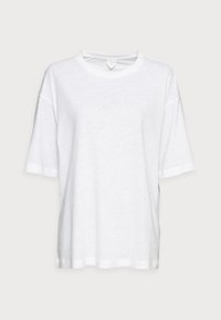 Vit bomullströja med rund halsringning, korta neddragna ärmar och avslappnad passform. Mjuk textur med minimala sömnadsdetaljer.