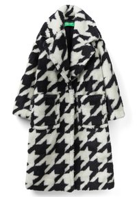 Czarnobiały płaszcz w kratę pepitkę wykonany z miękkiego pluszowego materiału, z wyciętym kołnierzem i dwoma przednimi kieszeniami.