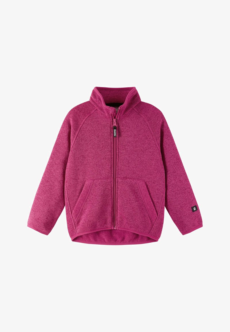 Polarowa kurtka w jaskrawym różu z wysokim kołnierzem, pełnym zamkiem i dwoma przednimi kieszeniami; posiada rękawy raglanowe i teksturowaną tkaninę.