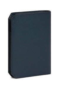 Navyblaue Leder-Kartenhalter mit strukturierten Oberflächen, rechteckiger Form und abgerundeten Ecken, mit kontrastierenden Nähten entlang der Kanten.