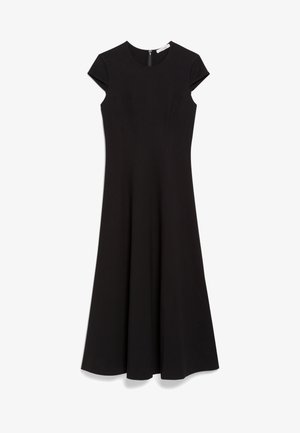 Robe noire, longueur genoux, avec des manches courtes en forme de casquette, un col rond et un corsage ajusté qui s'évasent vers l'ourlet. Fermeture éclair au dos.