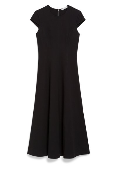 Abito nero a ginocchio con maniche corte a sbuffo, scollatura rotonda e corpetto aderente che si allarga verso l'orlo. Chiusura con zip sul retro.