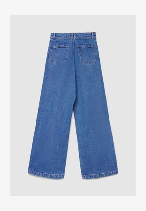 Jeans a gamba larga azzurri chiaro con vita alta, realizzati in denim. Presentano due tasche posteriori e un orlo pulito. La texture è morbida con una leggera sfumatura.