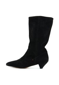 Stivale alla caviglia in suede nero con punta affusolata, tacco conico basso e superficie liscia. Presenta un design a intaglio lungo i lati.