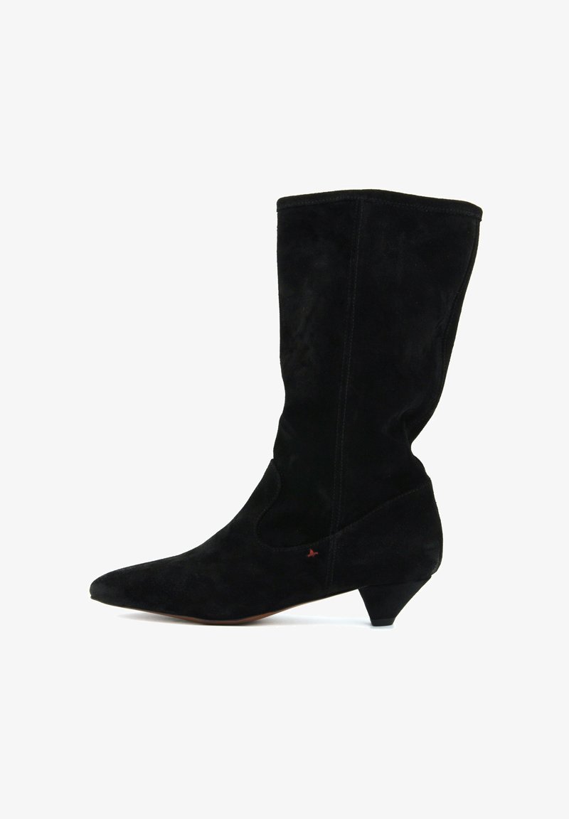Stivale alla caviglia in suede nero con punta affusolata, tacco conico basso e superficie liscia. Presenta un design a intaglio lungo i lati.