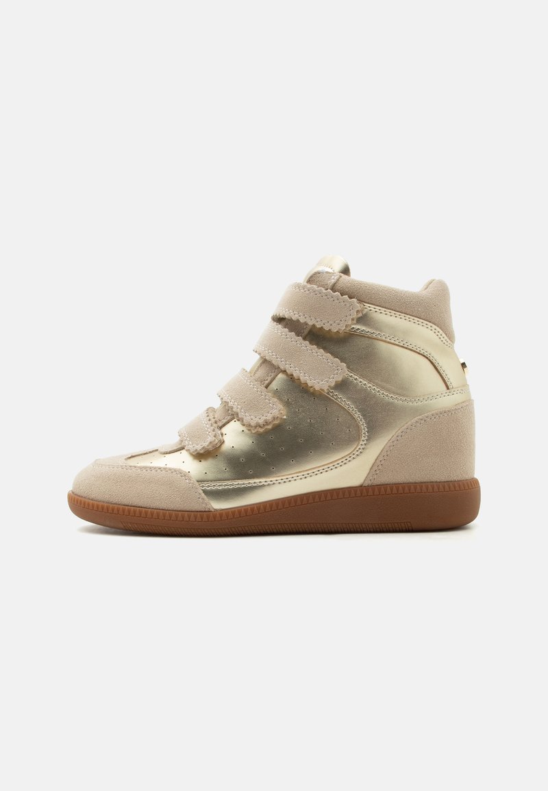 Basket montante en daim beige et or métallisé avec trois bandes Velcro et une semelle en caoutchouc marron, vue de côté sur fond blanc.