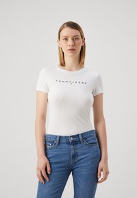 Tommy Jeans SLIM LINEAR TEE - Triko s potiskem - white