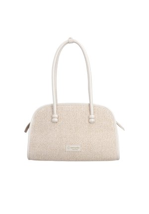 Sac à main rectangulaire beige tissé avec un dessus arrondi, deux longues poignées et un patch de marque discret au centre avant.