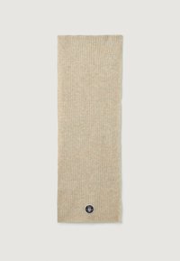 Bufanda de punto beige hecha de un material suave, con un parche de logo redondo en la parte inferior. El diseño es largo y rectangular.
