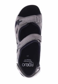 Grijze sandaal met twee verstelbare banden, open ontwerp, gewatteerde voetbed en geperforeerde zijkanten. Binnenzool gemarkeerd met "Fidelio 38."