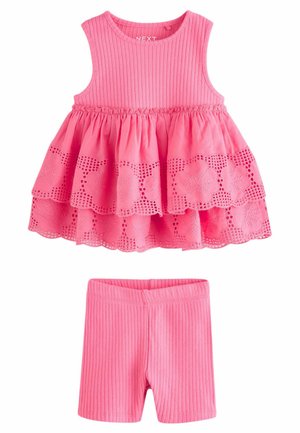 Mouwloze roze geribbelde jurk met gelaagde bloemenkant rok en bijpassende geribbelde roze short voor peutermeisjes.