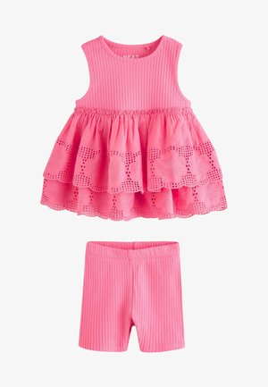 Robe sans manches rose côtelée avec jupe en dentelle florale à volants et short rose côtelé assorti pour les petites filles.