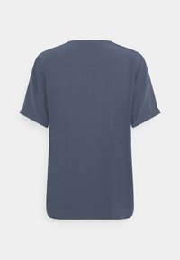 T-shirt bleu marine à manches courtes avec revers retroussés, en tissu doux, présentant une coupe décontractée et un ourlet droit en bas.
