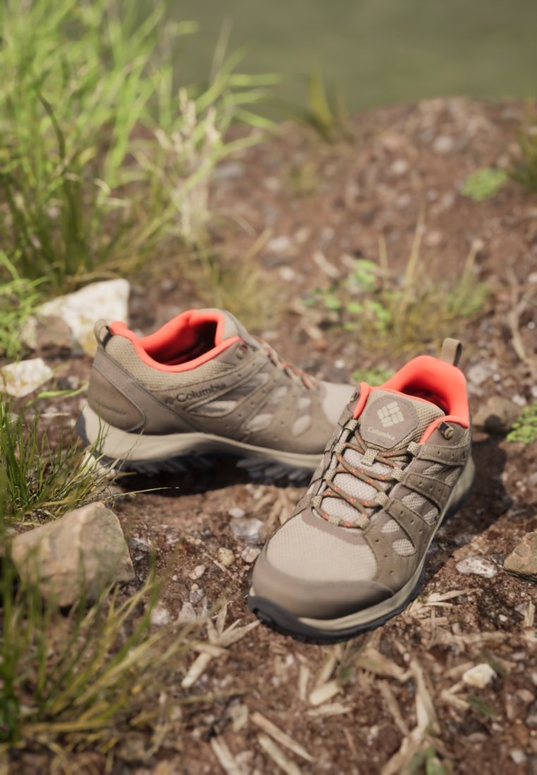 Chaussures de randonnée légères en beige avec des accents orange ; Dotées d'un dessus en mesh texturé, d'un embout renforcé et d'une semelle amortissante ; adaptées aux activités de plein air.