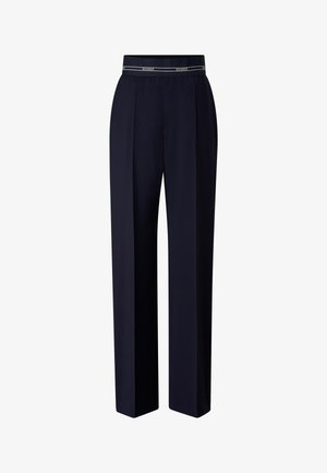 Navyblauwe, op maat gemaakte broek met rechte pijpen en elastische tailleband met het "BOGNER"-logo in het wit op een zwarte band.