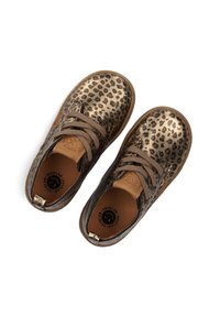Kinderschoenen in bruin met veter, voorzien van een metallic panterprint en tan leren accenten, van bovenaf gezien op een witte achtergrond.