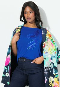 Ulla Popken PAILLETTEN-BLATT U-BOOT-AUSSCHNITT HALBARM - Triko s potiskem - blue