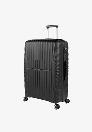 Maleta rígida negra con ranuras verticales, asa retráctil, cuatro ruedas giratorias, cierre de cremallera y un logotipo de marca prominente.