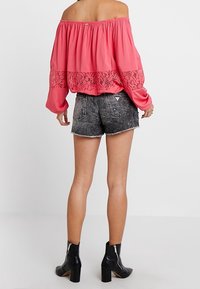 Guess Pusero - pink