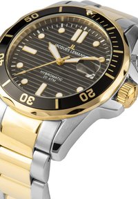 Reloj de acero inoxidable dorado y plateado con una esfera negra a rayas, marcadores luminosos y una ventana de fecha, con un bisel giratorio y una correa texturizada.