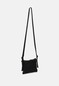 Černá crossbody taška vyrobená z měkké tkaniny, obdélníkového tvaru se zipovým uzávěrem, s nastavitelným popruhem a minimalistic designem.