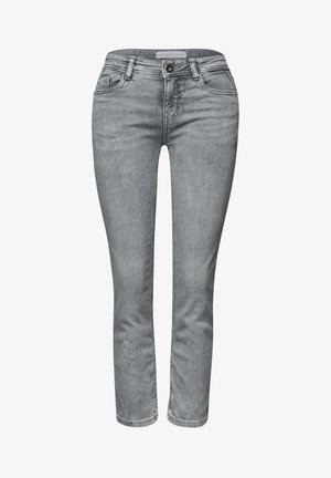 Jean denim gris clair coupe ajustée avec bouton et fermeture éclair à l'avant, poches avant et arrière, et passants pour ceinture.