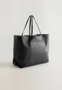 Czarna torba tote z teksturową powierzchnią, wykonana ze skóry. Posiada dwie długie rączki i prosty design bez widocznych akcesoriów.