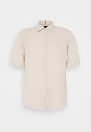 Lyhythihainen paita vaaleasta beigestä liinasta, jossa on nappikaulus, etunapit ja suora helma. Huuhtoo hienovaraisen tekstuurin.