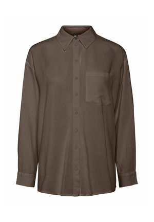Chemise marron à manches longues boutonnée avec col pointu et une poche poitrine unique, présentée sur fond blanc.