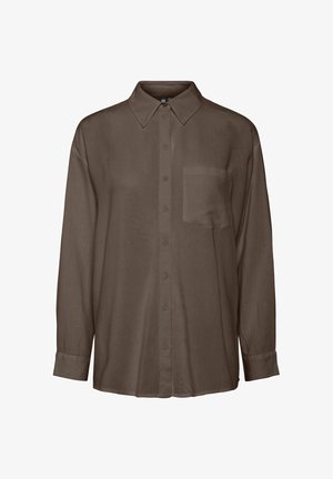 Camicia marrone a maniche lunghe con bottoni, colletto appuntito e una singola tasca sul petto, mostrata su sfondo bianco.