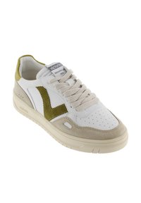 Scarpe da ginnastica con tomaia in pelle bianca, accenti in suede beige e un logo verde testurizzato. Presentano perforazioni, lacci beige e una morbida fodera.