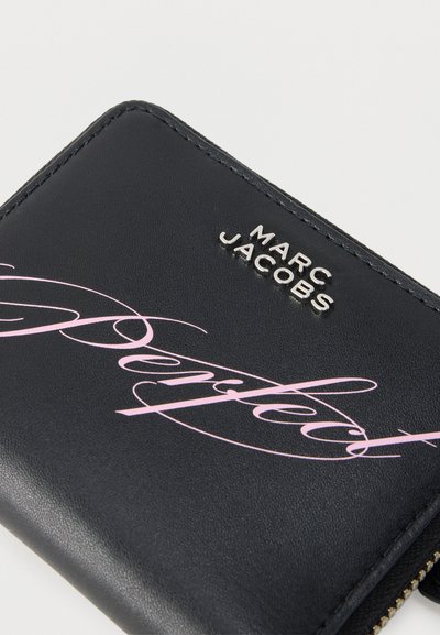 Μαύρο πορτοφόλι Marc Jacobs με ροζ καλλιγραφικό κείμενο "Perfect" και ασημένιο λογότυπο σε λείο δέρμα, με εμφανή ραμμένα άκρα.