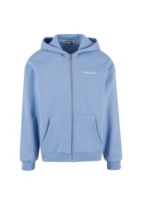 Ljusblå zip-hoodie gjord av mjukt tyg, med en framficka, ribbade ärmslut och huva. Litet vitt textlogotyp på bröstet.