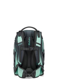 Sac à dos avec un ton vert menthe et gris foncé, équipé de bretelles rembourrées, de détails en mesh et de boucles ajustables pour le confort et le soutien.