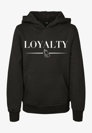 Schwarzer Hoodie mit langen Ärmeln, Fronttasche und weißem "LOYALTY"-Text mit Grafik von zusammengelegten Händen. Weicher Stoff mit gerippten Bündchen und Saum.