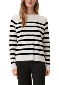 Pullover a righe con strisce orizzontali bianche e nere, colletto e polsini a coste, vestibilità comoda e morbida texture del tessuto.
