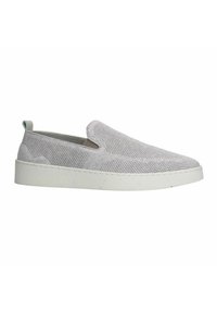 Slip-on schoenen van lichtgrijs mesh materiaal, met een witte rubberen zool en een klein blauw accent bij de hiel. Geprofileerd oppervlak.