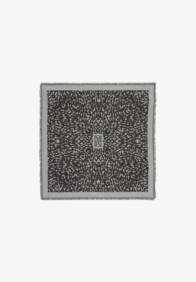 Coperta rettangolare in tessuto nera e grigia. Presenta un motivo testurizzato con bordi frangiati sottili e un design geometrico centrale.