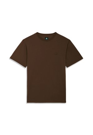 T-shirt uni marron foncé à manches courtes et col rond, avec un petit logo discret sur le côté gauche de la poitrine et une étiquette à l’intérieur du col.