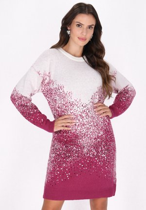 Rochie tricotată cu un design gradient care trece de la alb la roz închis, decorată cu paiete, având mâneci lungi și guler rotund.