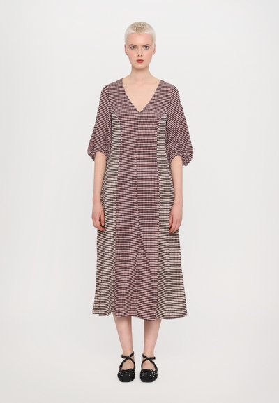 Robe mi-longue avec un décolleté en V, des manches bouffantes et un motif à carreaux rouge et beige. Fabriquée en tissu léger, elle présente une silhouette fluide.